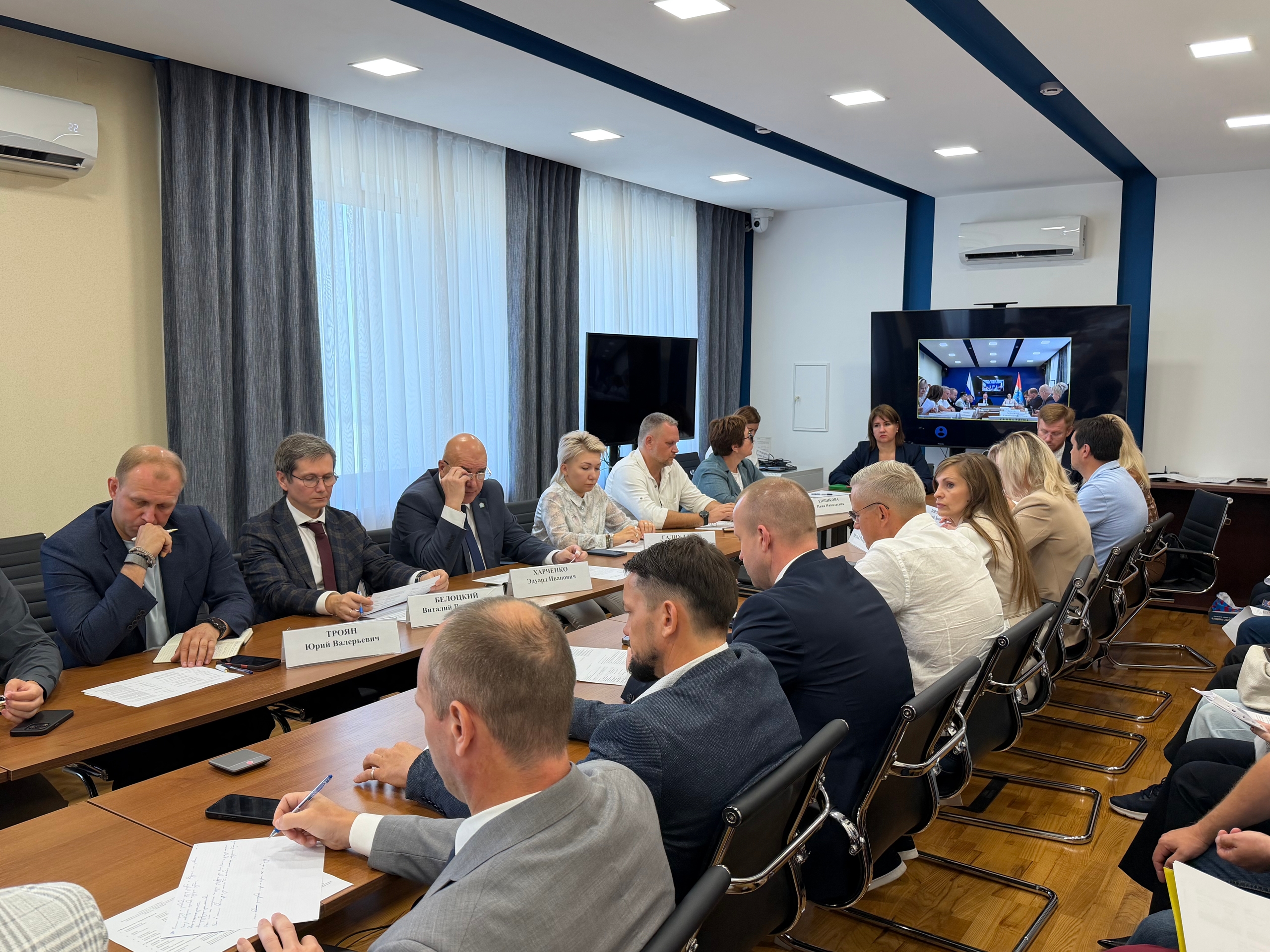 В Самарской области обсудили меры поддержки предпринимателей, пострадавших от атаки на логистический центр маркетплейса