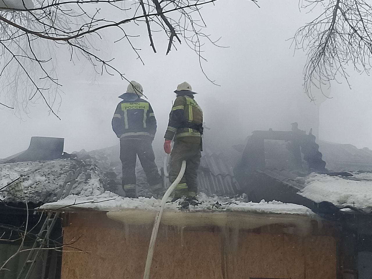 Перекрыто движение: в Самаре на улице Садовой загорелся дом