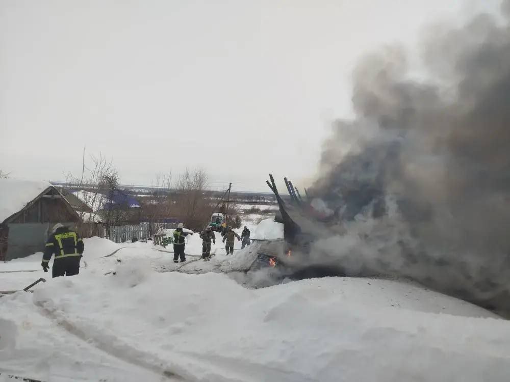 В Самарской области загорелись сарай, гараж и автомобиль