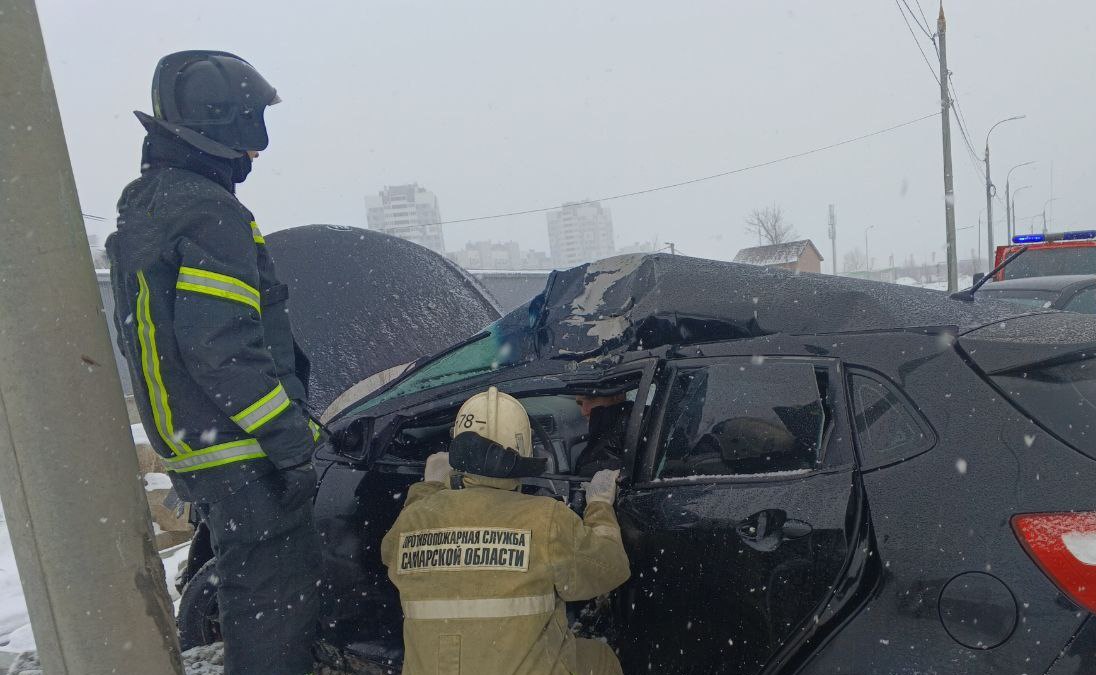 На трассе "Обход Самары" 30-летний водитель на "Киа" врезался в столб