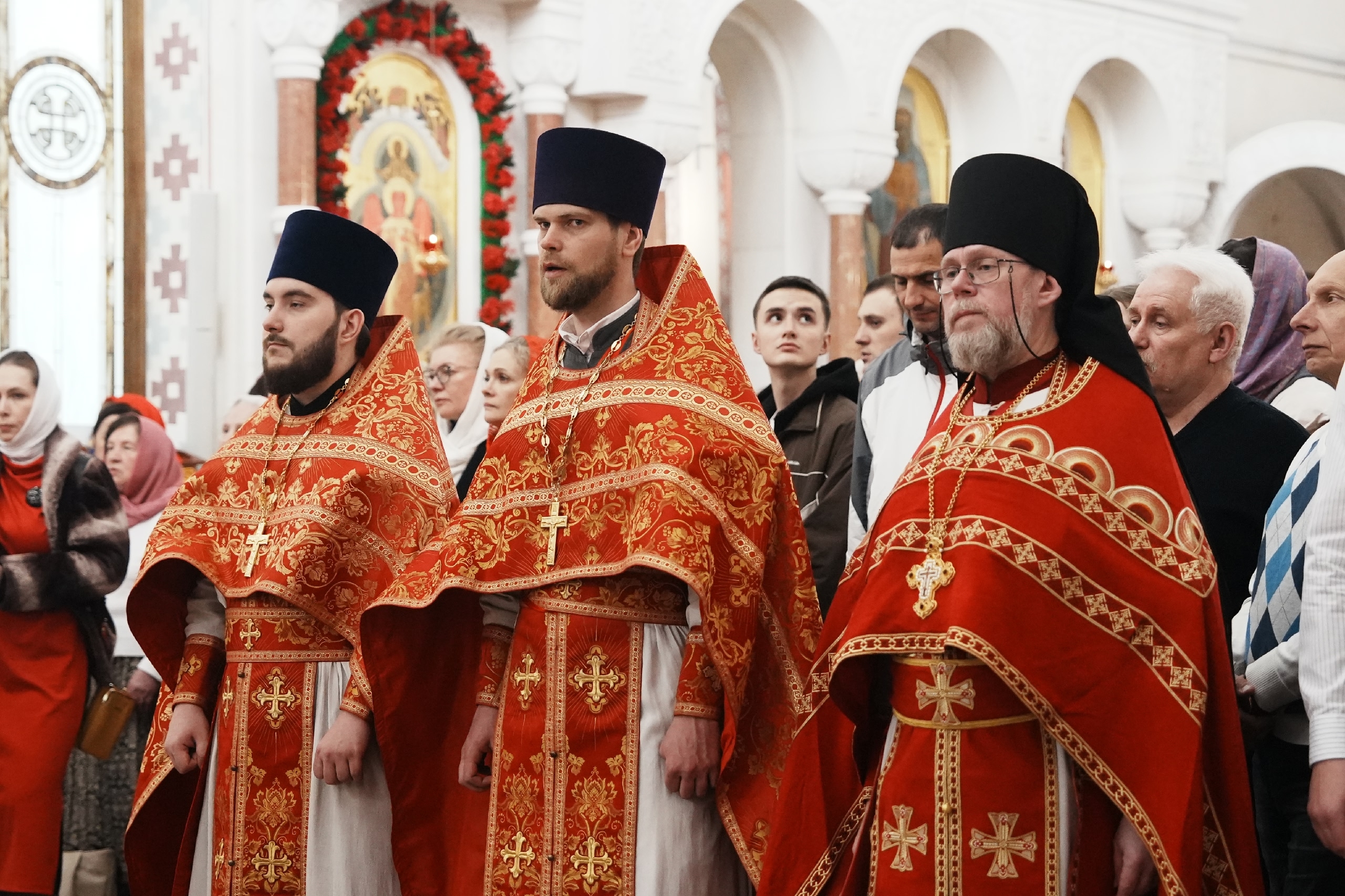Фоторепортаж: самарцы встретили Пасху в Софийском соборе