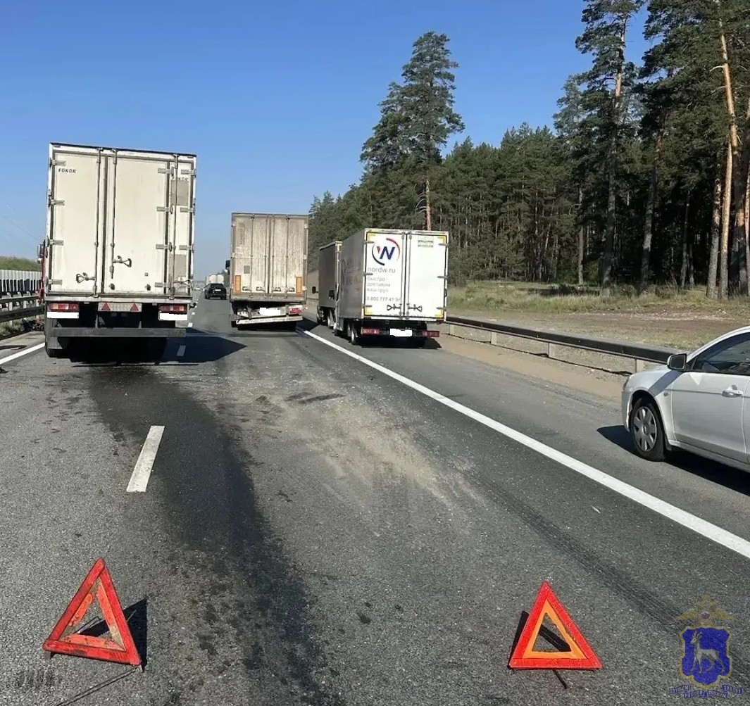 Два большегруза столкнулись на трассе М5 "Урал" в районе Зеленовки 21 мая