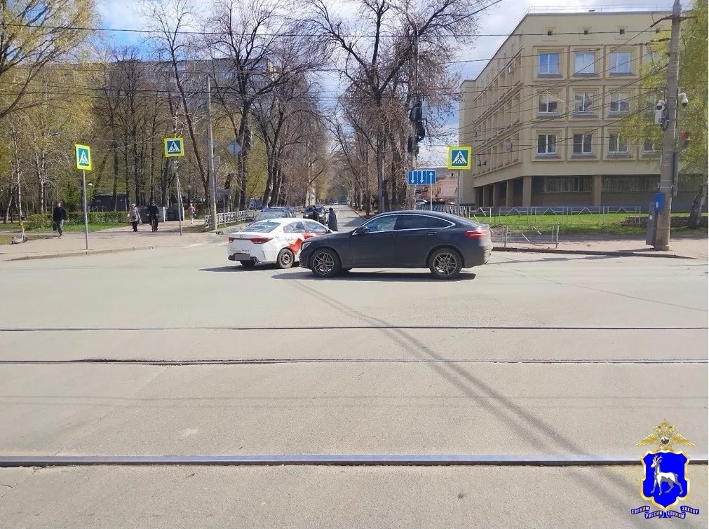 Под Самарой пикап после ДТП отбросило на женщину-пешехода