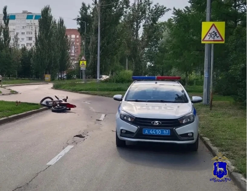 В Самаре водитель сбил парня и девушку на зебре