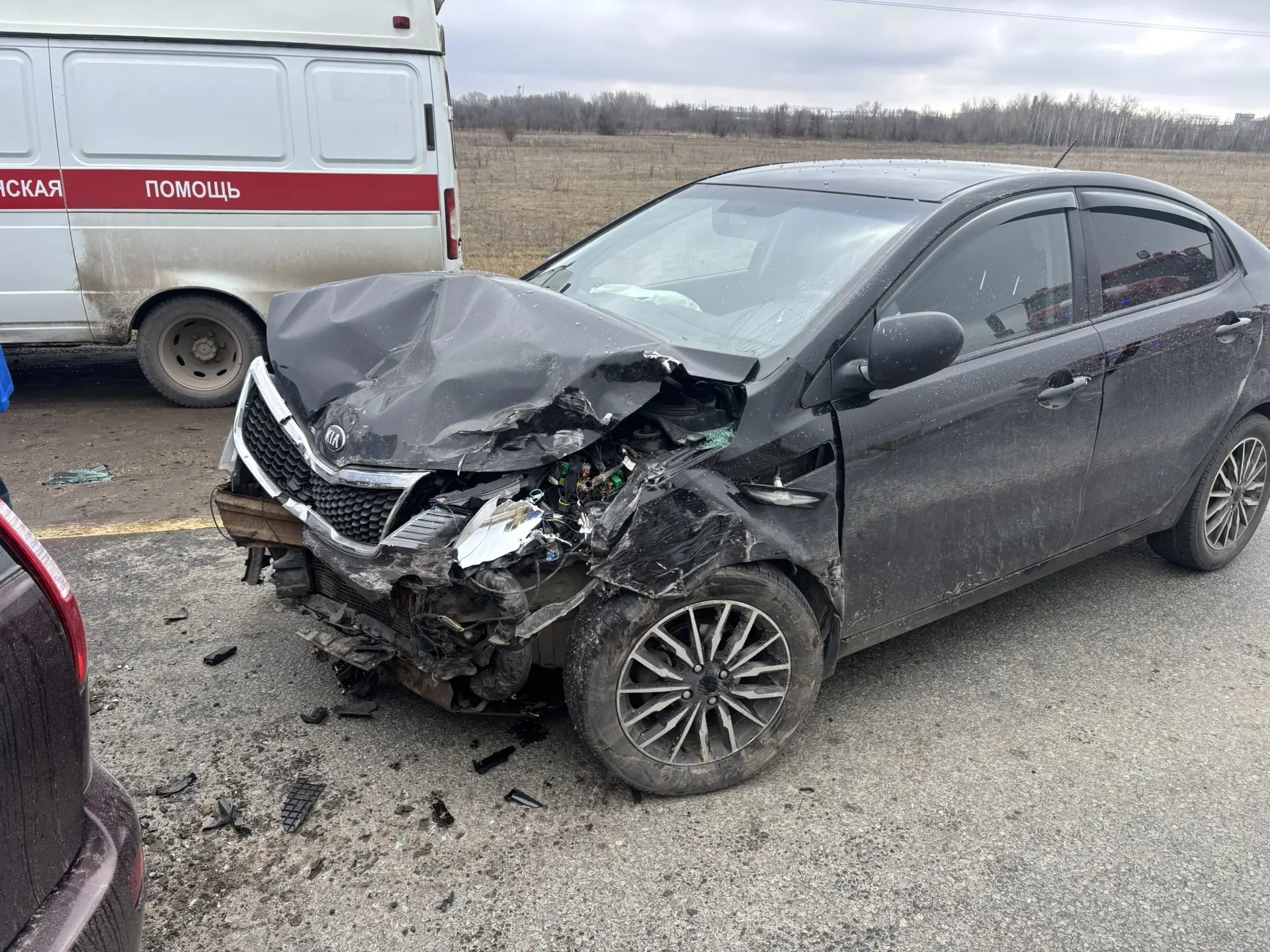 В Кинеле 3 апреля пострадавшего в ДТП человека доставали из машины спасатели