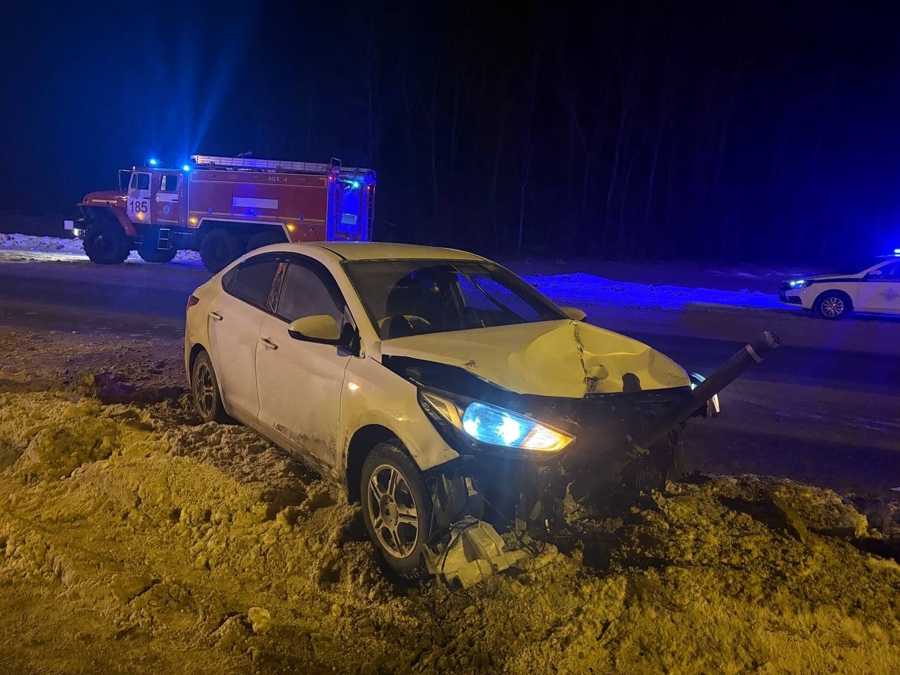 В Самарской области на трассе М5 ночью 11 февраля Hyundai врезался в столб 