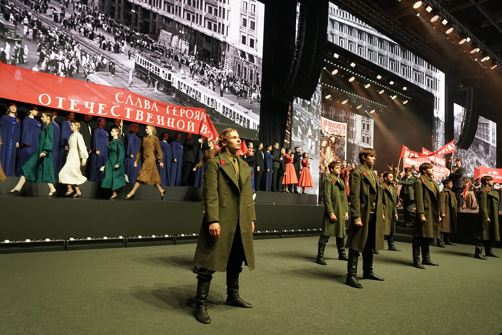 Вячеслав Федорищев вручил почетные награды жителям региона в День Победы