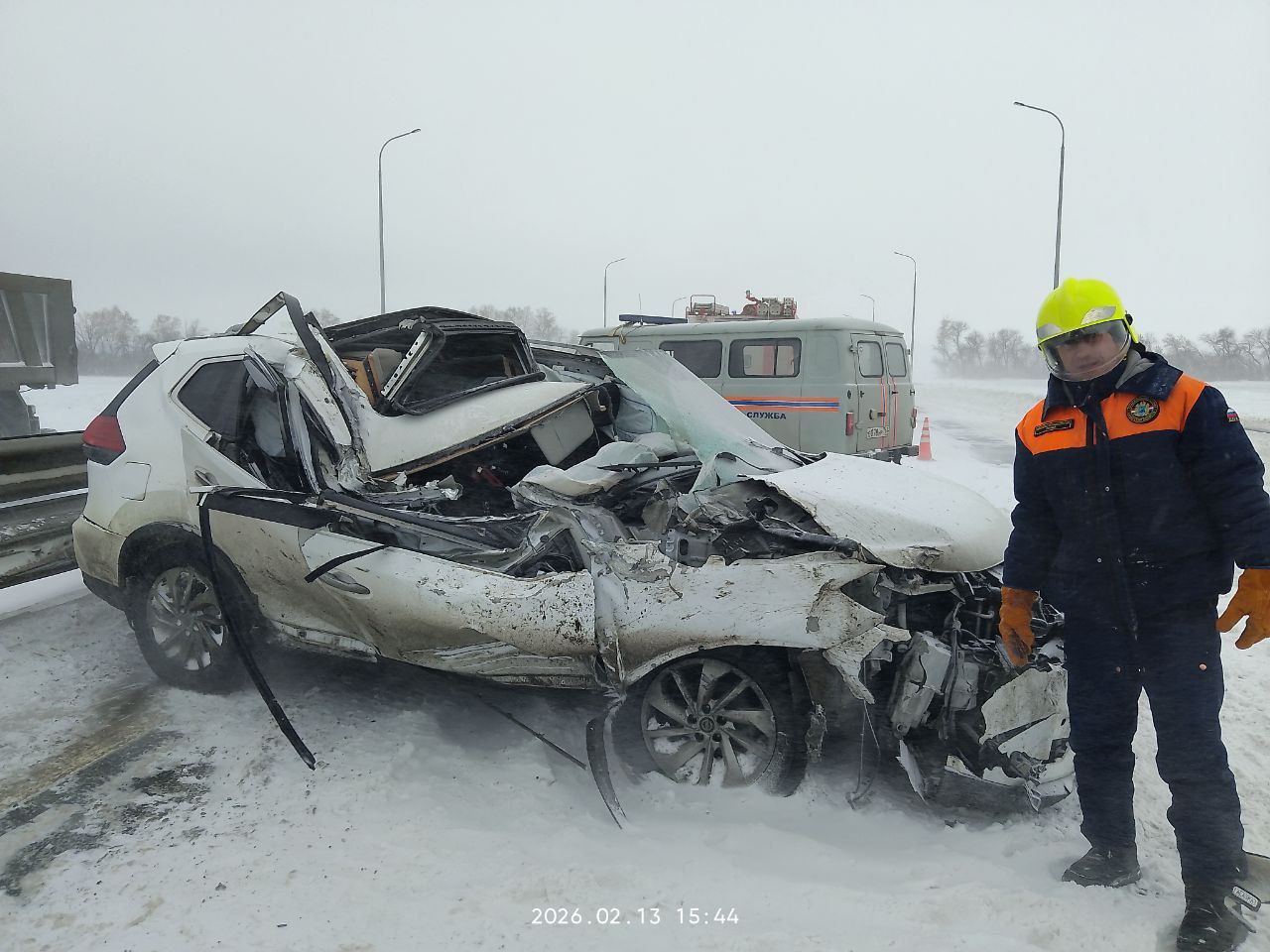 В Самарской области Nissan X-Trail врезался в попавший в ДТП грузовик