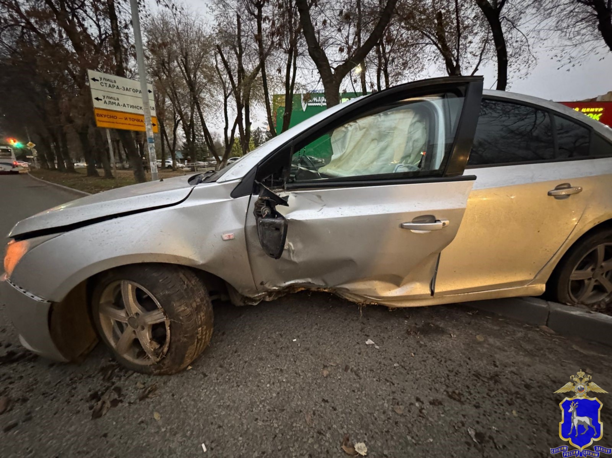 В Самаре Chevrolet Cruze на большой скорости въехал в дерево