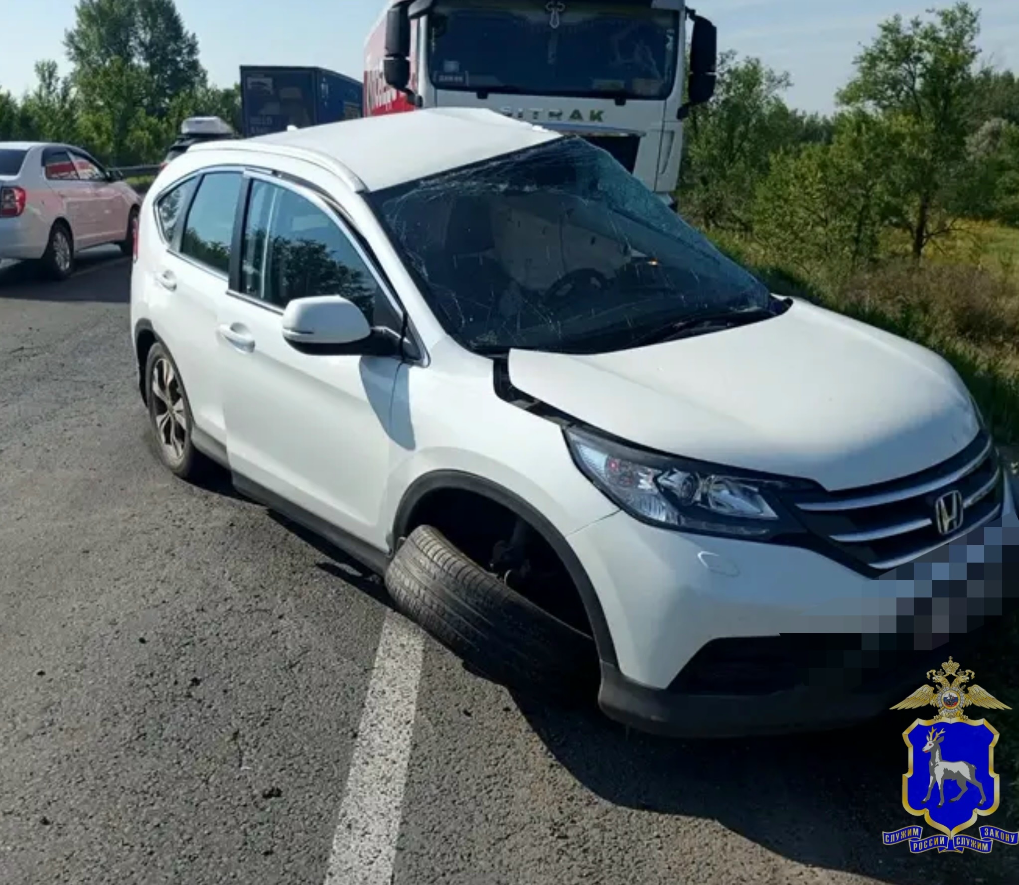 Фура протаранила легковушку на трассе в Самарской области