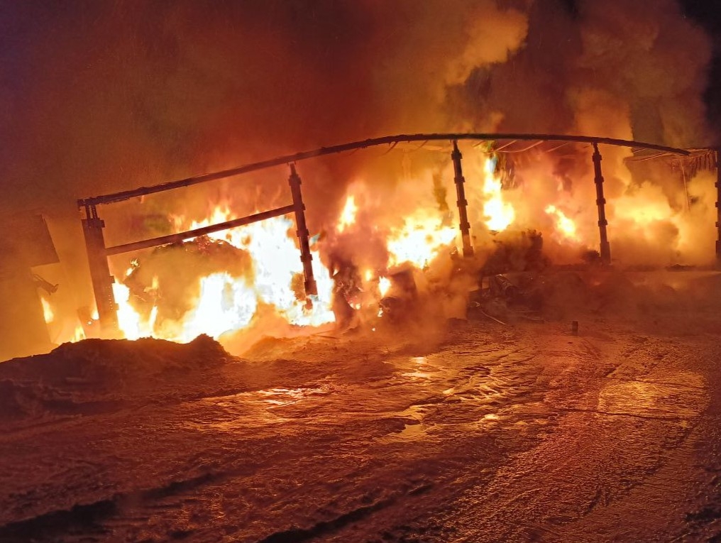 В Самарской области 23 января грузовик сгорел после столкновения с легковушкой