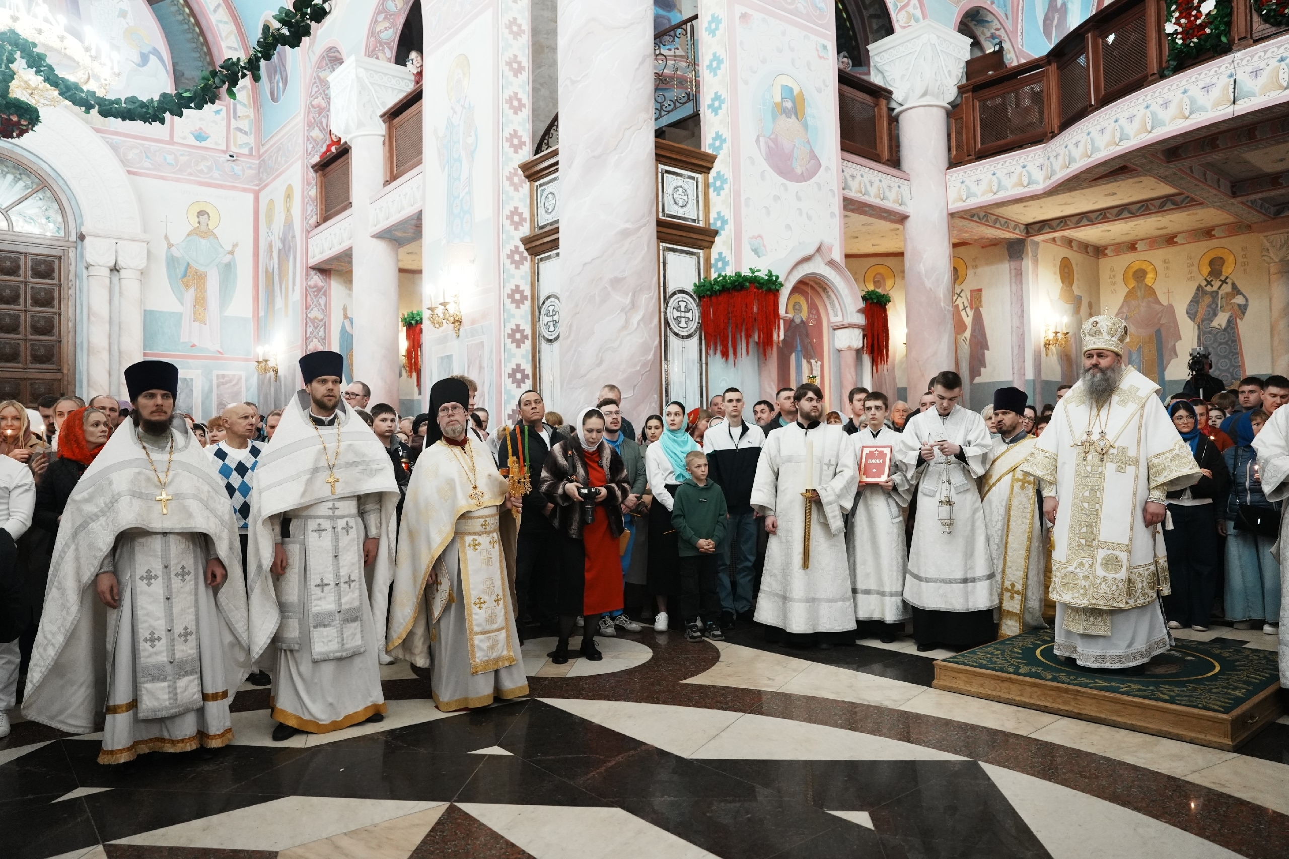 Фоторепортаж: самарцы встретили Пасху в Софийском соборе