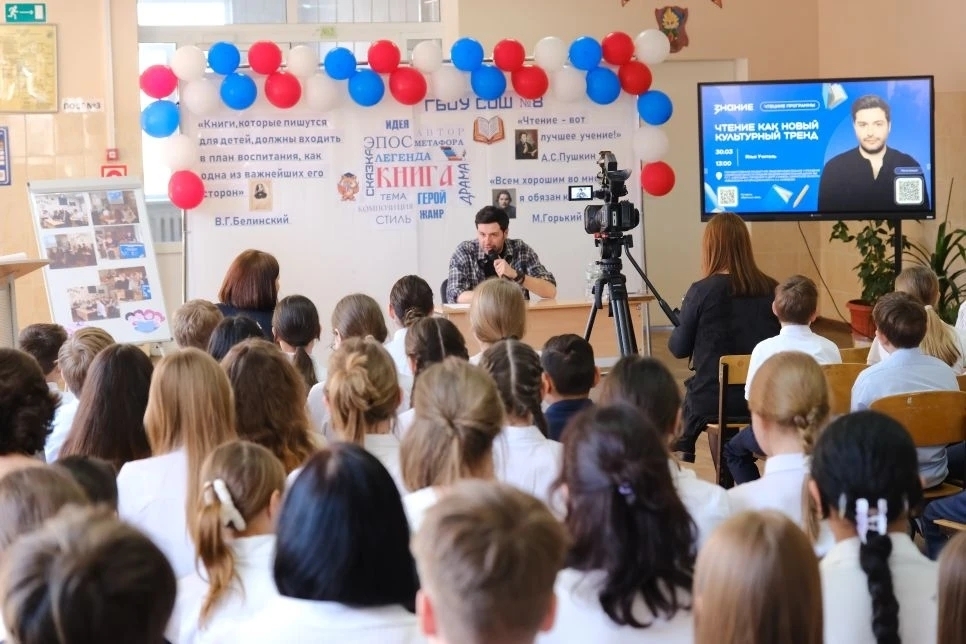 "Чтение — это тренировка интеллекта": режиссер Илья Учитель встретился с участниками чтецкого клуба школы Кинельского района