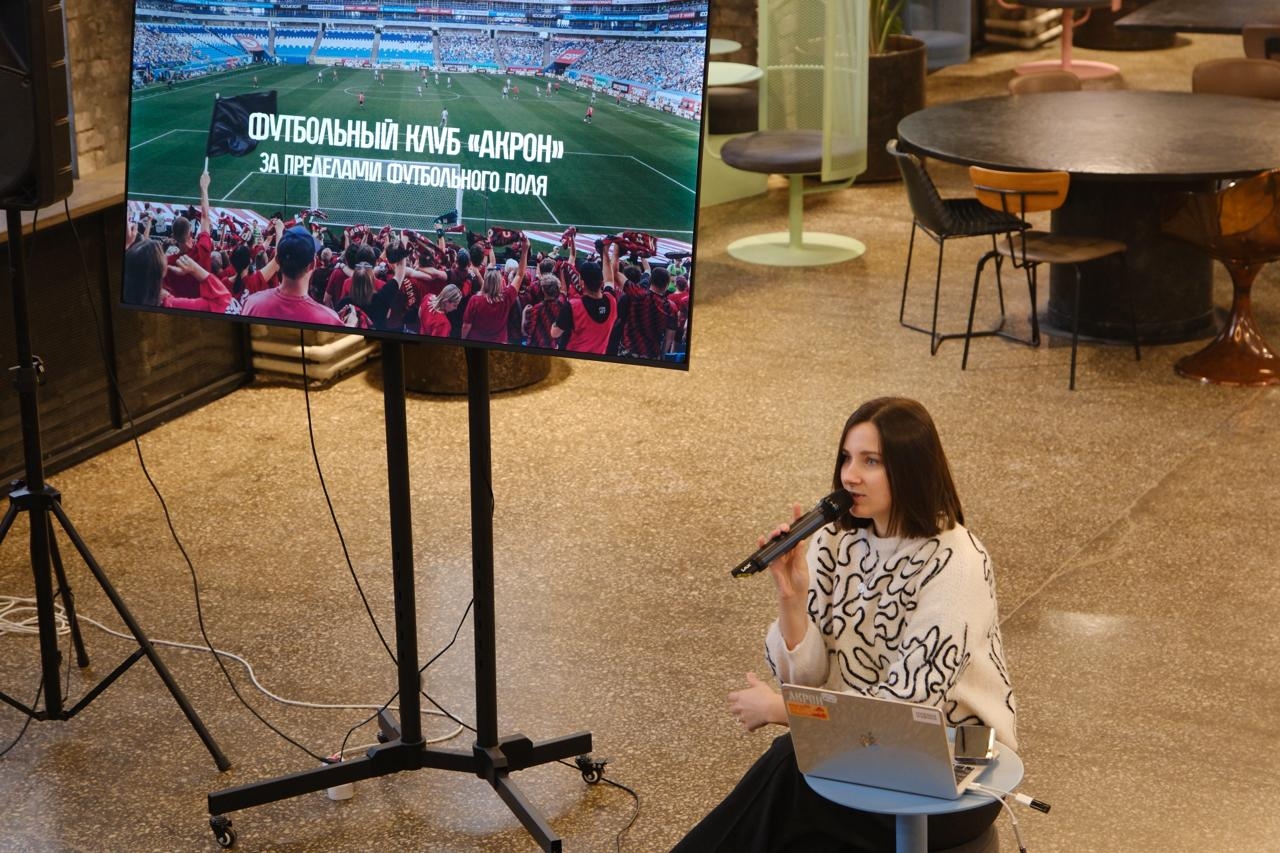 Цвета спорта: в Самаре открыли выставку футбольных плакатов