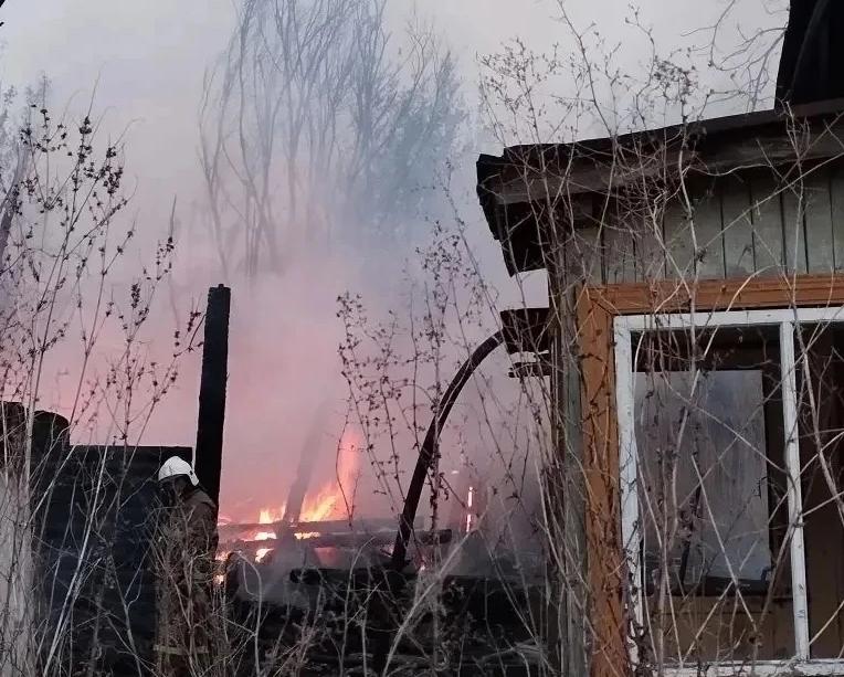 В Кинеле горят нежилые строения на 600 "квадратах"