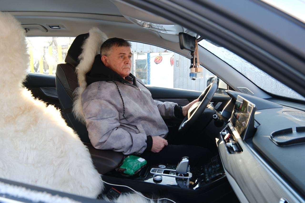 Многодетной семье из Новокуйбышевска вручили ключи от новой машины