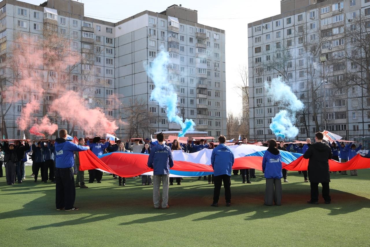 В Самаре прошел флешмоб по случаю годовщины воссоединения Крыма с Россией