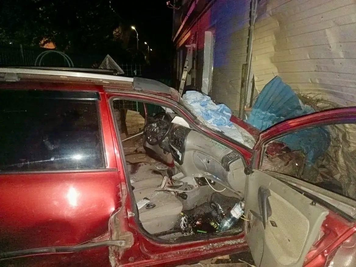 Трое в больнице: LADA Kalina наехала на препятствие в Похвистневе