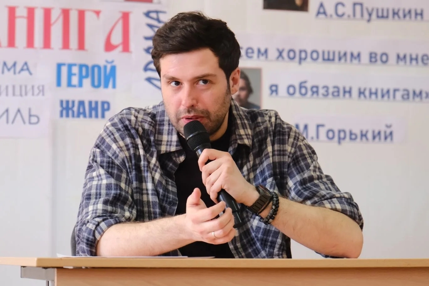 "Чтение — это тренировка интеллекта": режиссер Илья Учитель встретился с участниками чтецкого клуба школы Кинельского района
