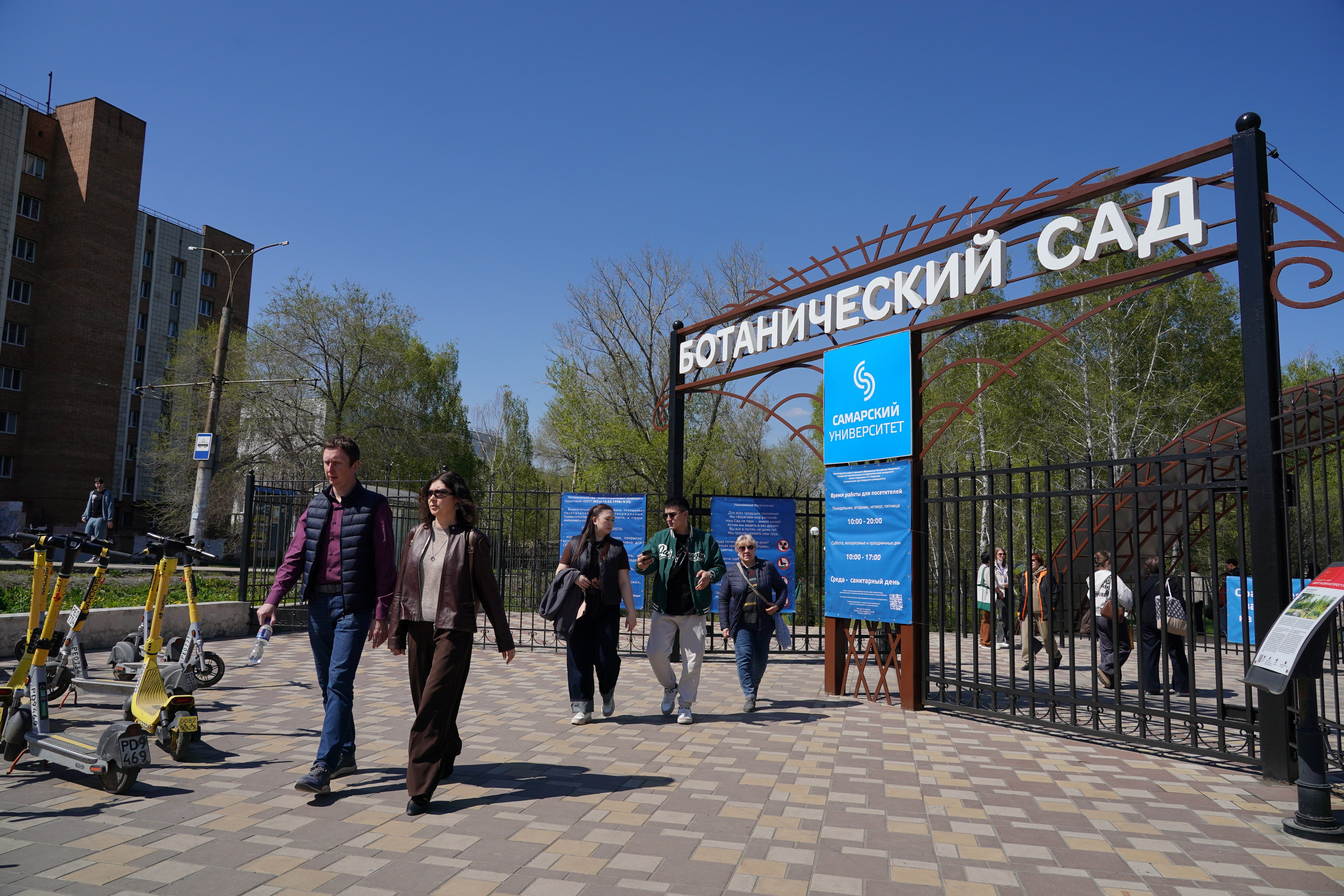 Фоторепортаж: в Самаре 4 мая ботанический сад открылся для посетителей