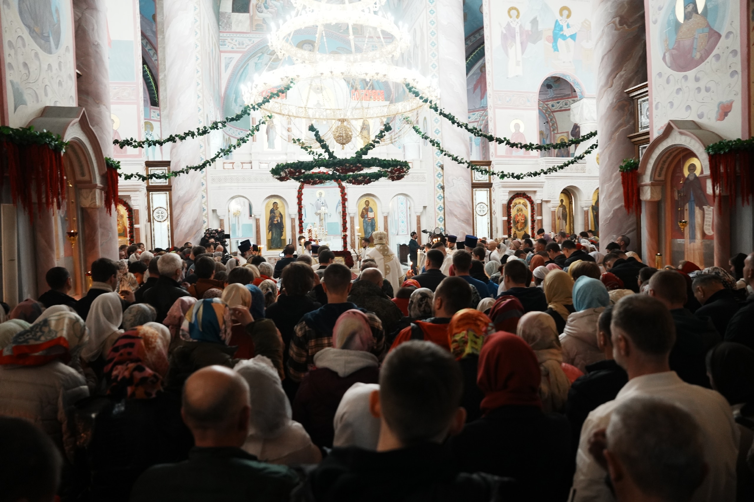 Фоторепортаж: самарцы встретили Пасху в Софийском соборе