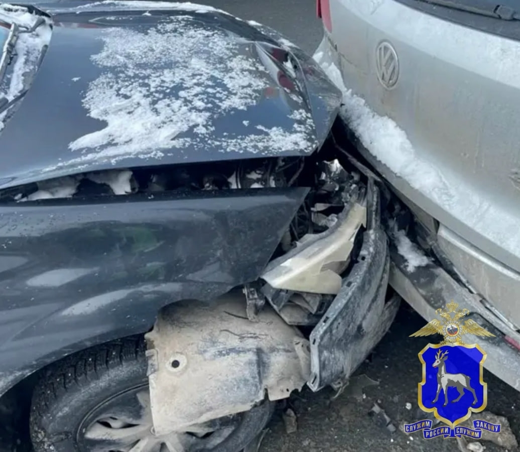 В Самаре мужчина на "Рено" врезался в стоящий Volkswagen