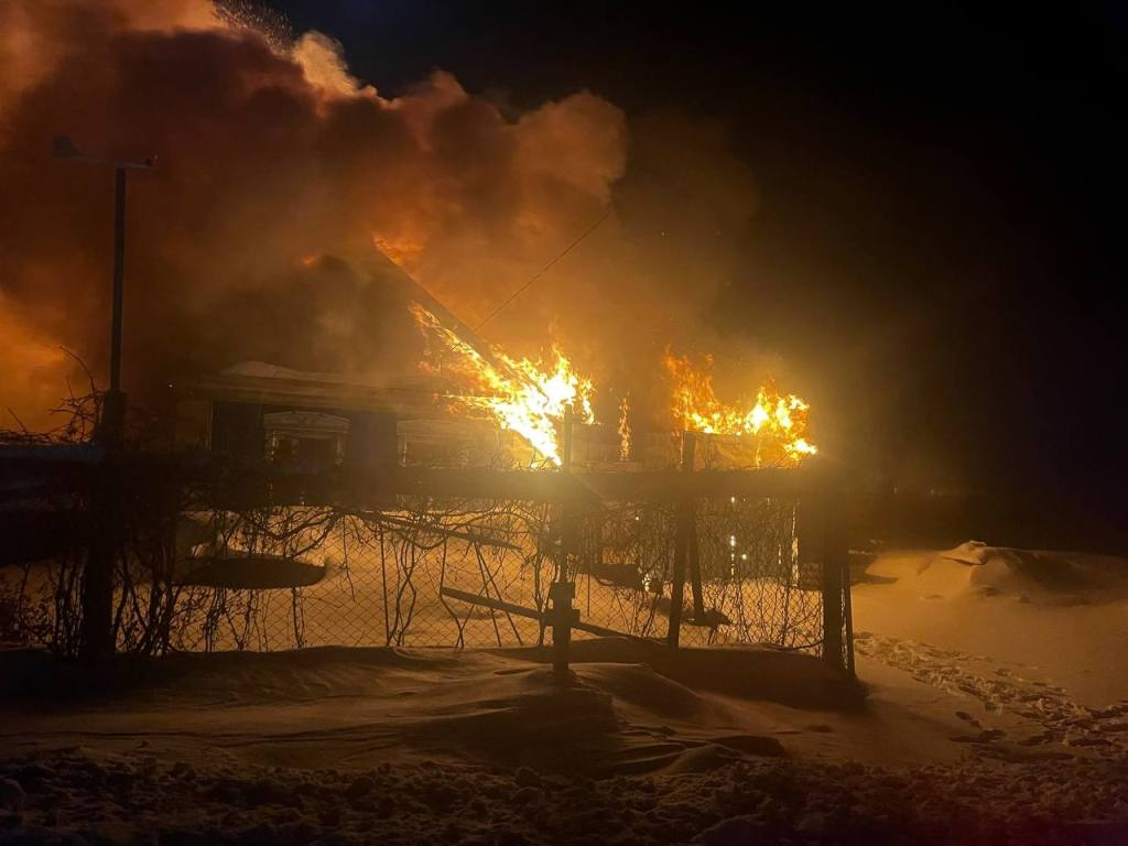 В Самарской области ночью горели частный дом, постройки, гараж и машина на 70 "квадратах"