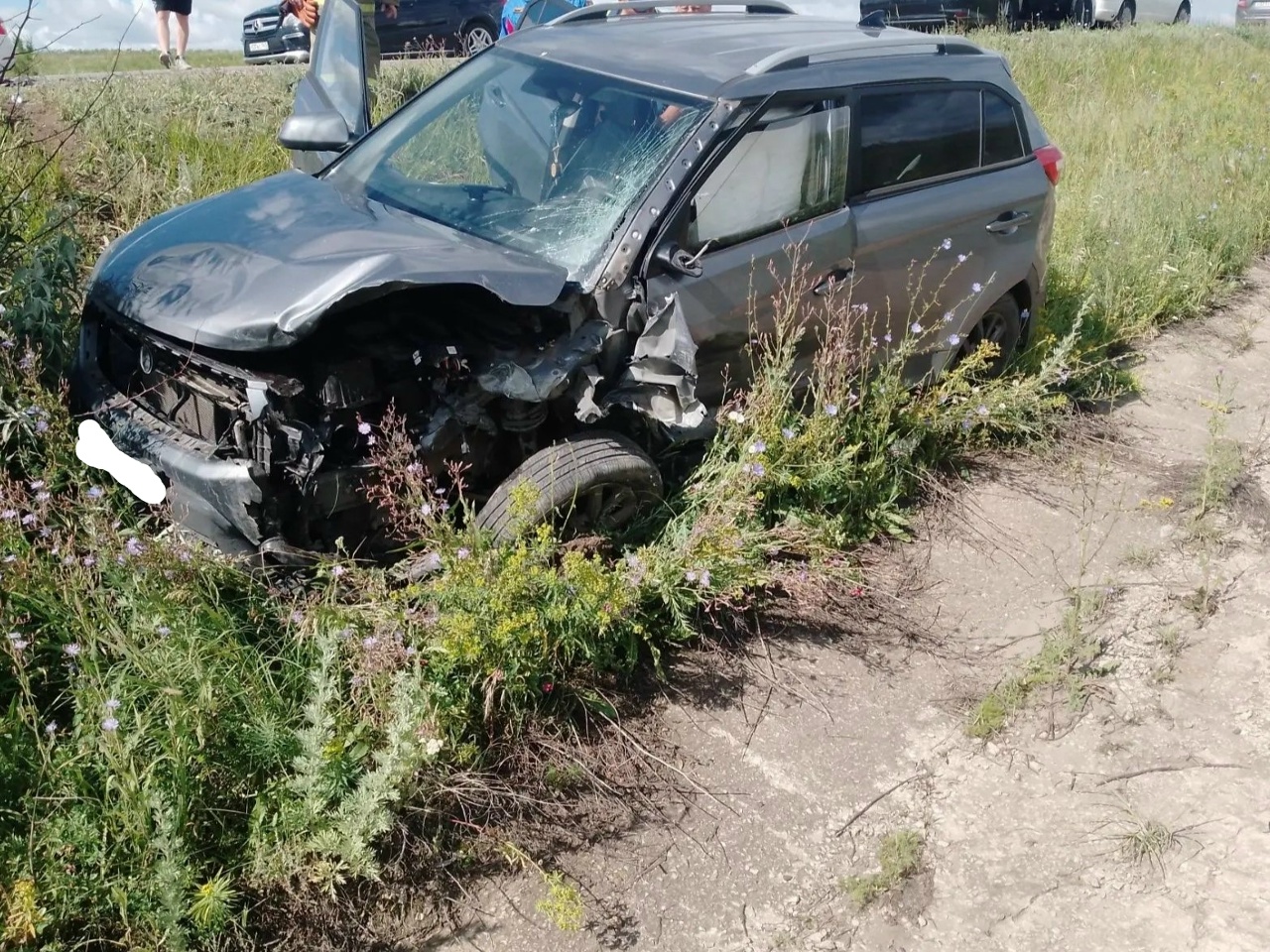 На трассе в Самарской области в ДТП с двумя легковушками пострадали три человека