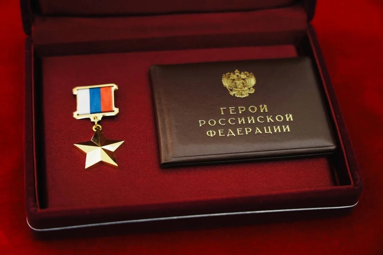 Игорь Комаров и Вячеслав Федорищев передали семье тольяттинского Героя России медаль "Золотая Звезда"