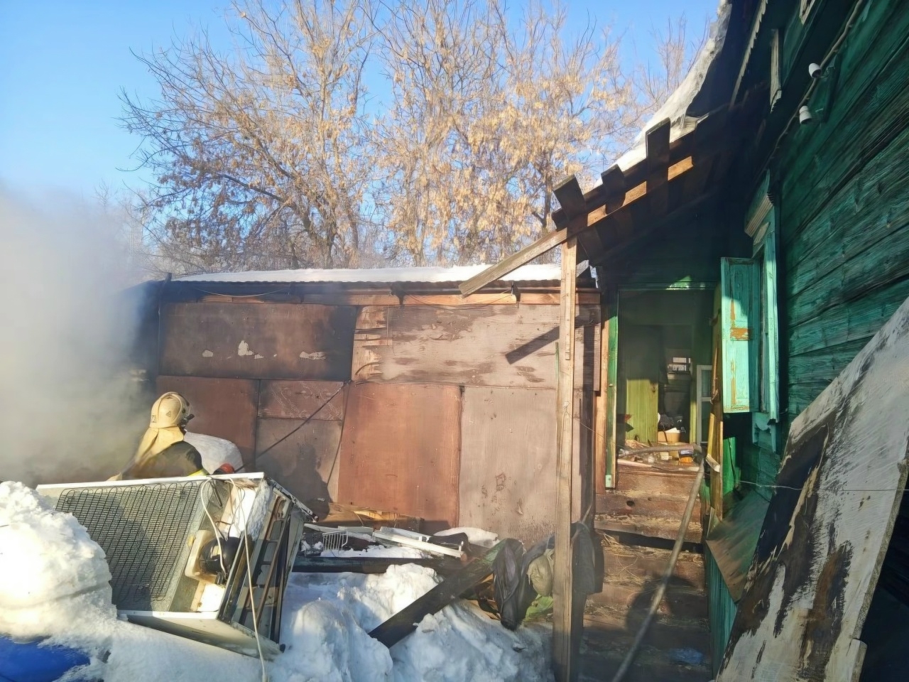В Сызранском районе пожарные не дали огню перекинуться с сарая на дом