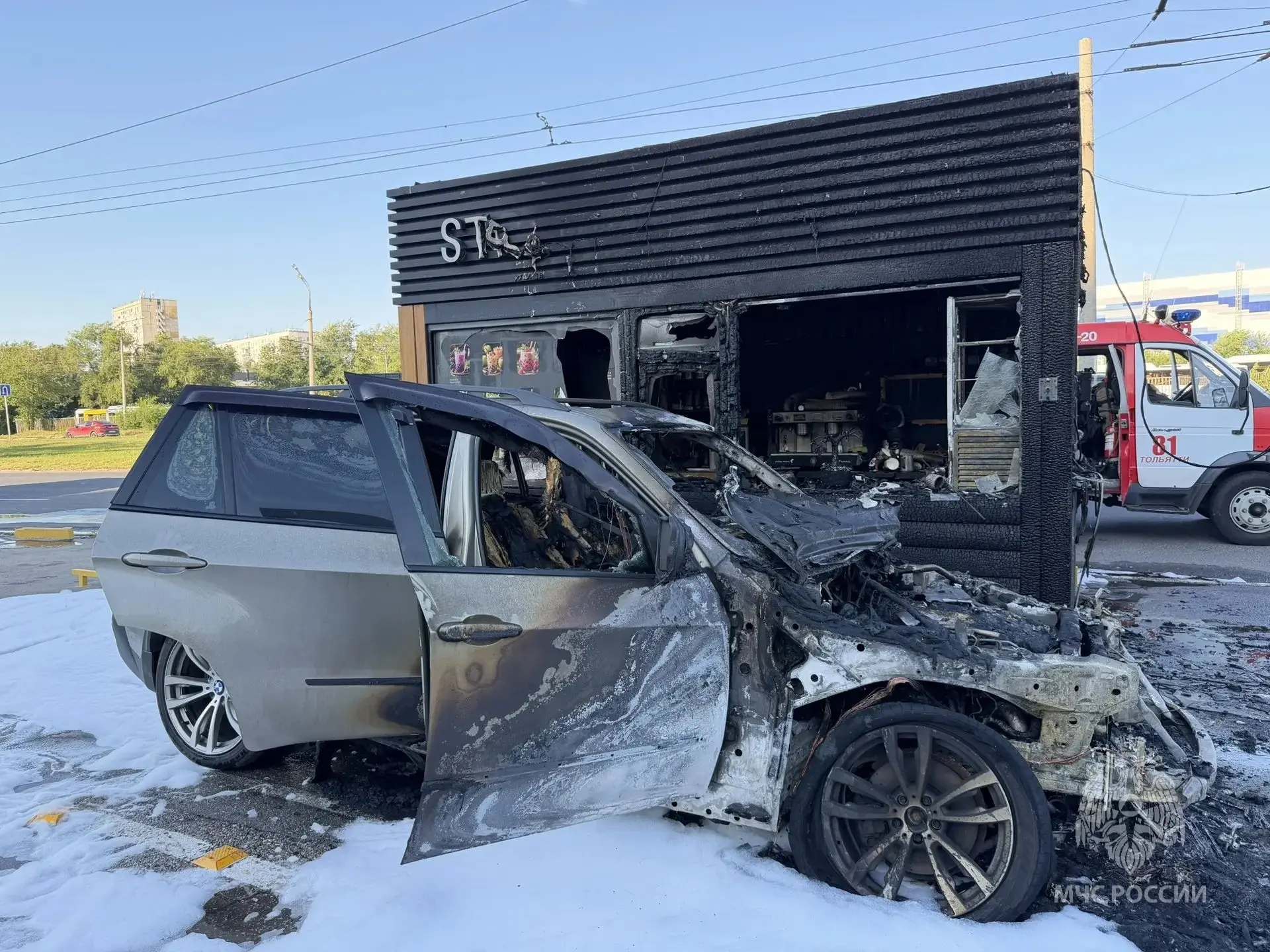 В Тольятти огонь с горящего BMW перекинулся на автокофейню