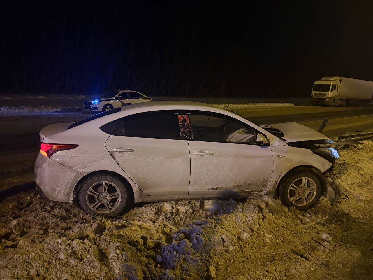 В Самарской области на трассе М5 ночью 11 февраля Hyundai врезался в столб 