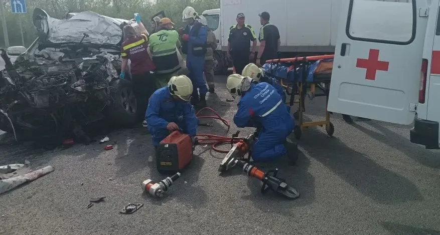 Kia на скорости врезалась в "Газель" дорожников на трассе под Самарой