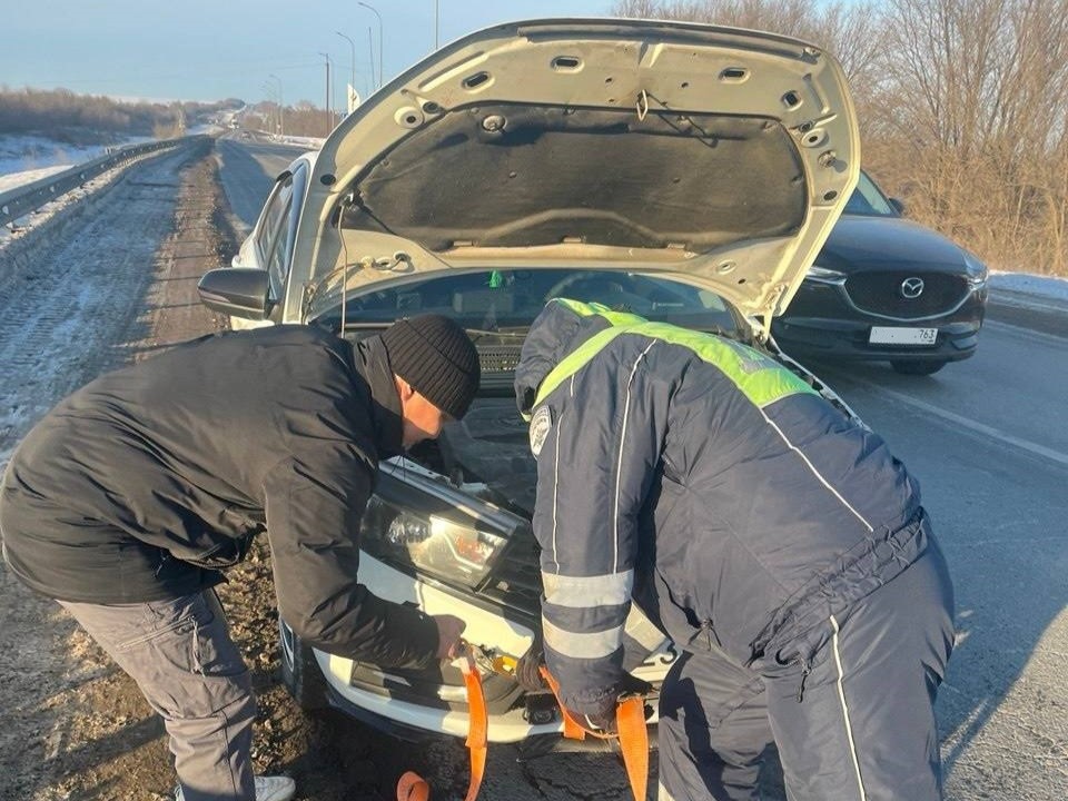 В Самарской области инспекторы ГАИ помогли водителю со сломанным генератором