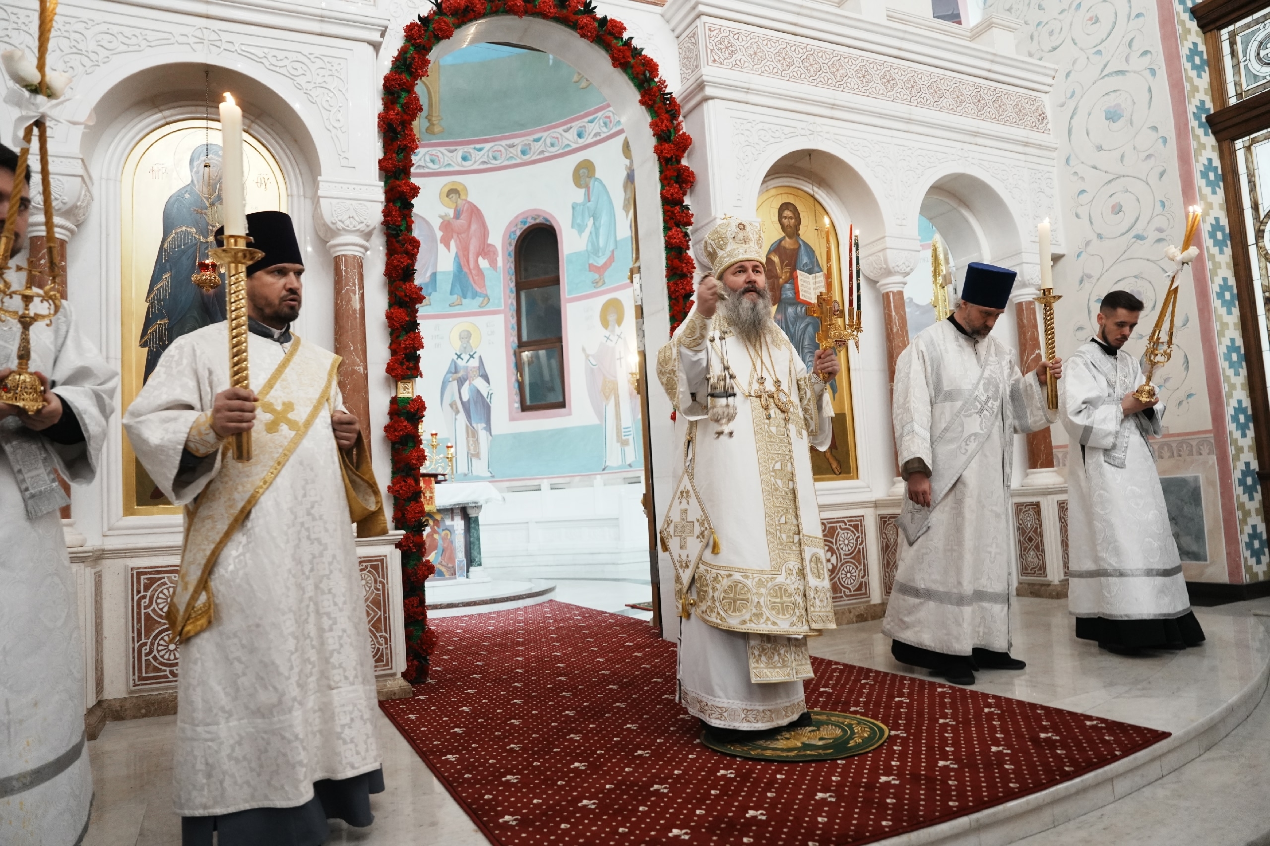 Фоторепортаж: самарцы встретили Пасху в Софийском соборе