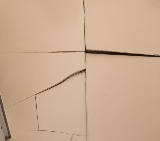 Жители бьют тревогу: в Кинельском районе стремительно ветшает обновленная амбулатория