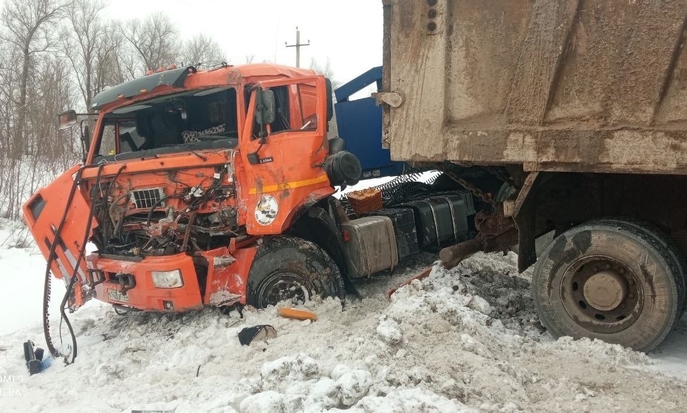 В Самарской области 20 января на трассе столкнулись два большегруза