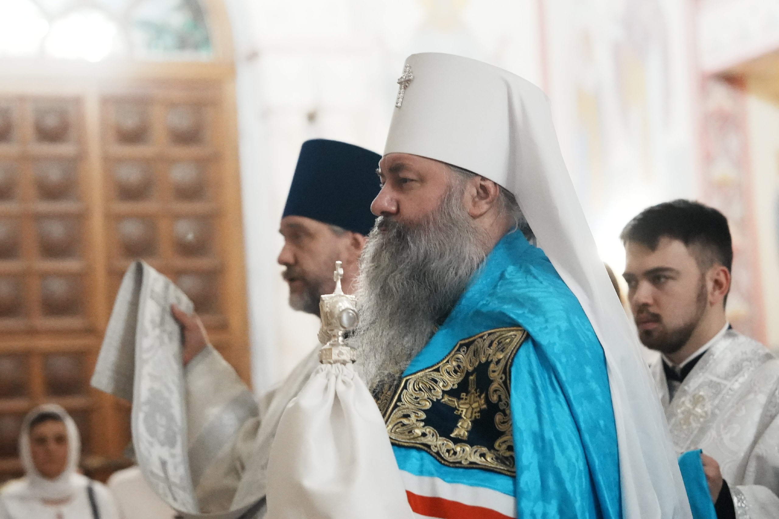 Фоторепортаж: самарцы встретили Пасху в Софийском соборе