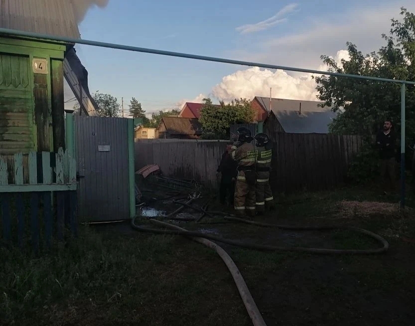 В селе Борское полыхали дом и надворные постройки на 90 "квадратах"
