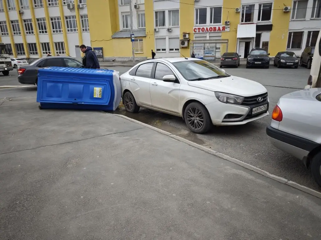Последствия непогоды: в Самаре 27 апреля деревья повалились на людей и автомобили
