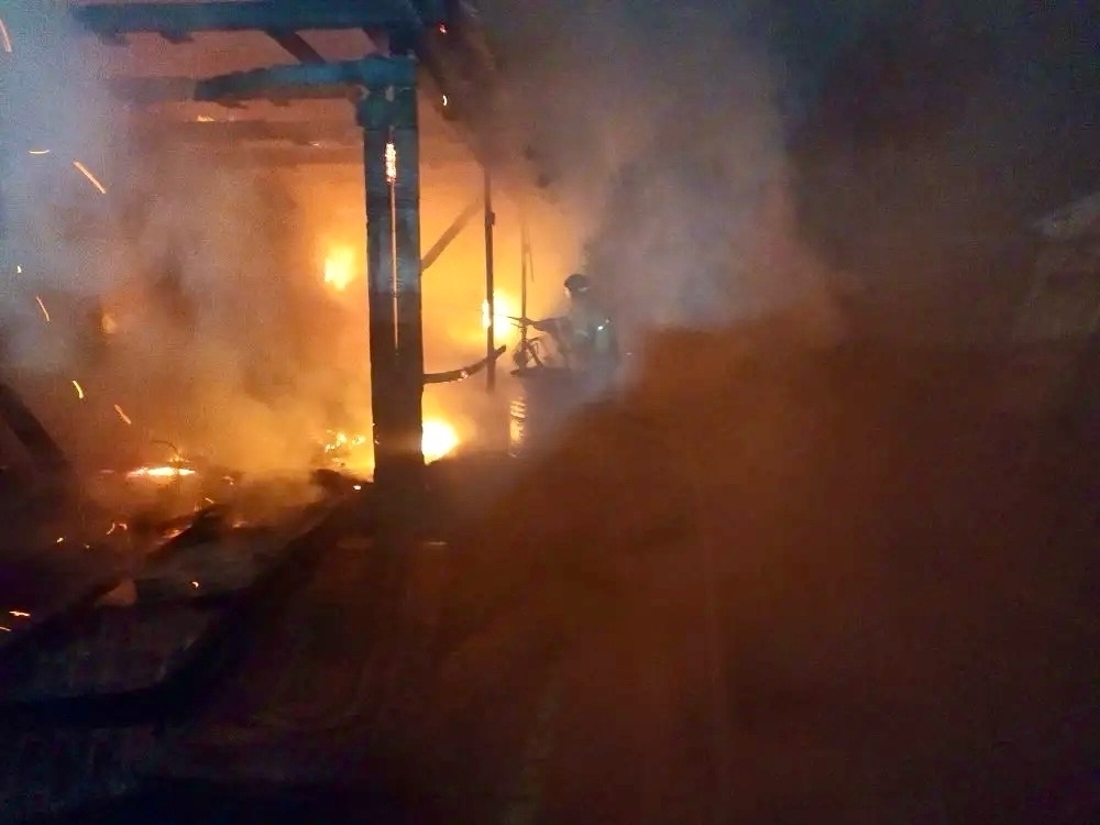 В селе Подбельск полыхал частный дом