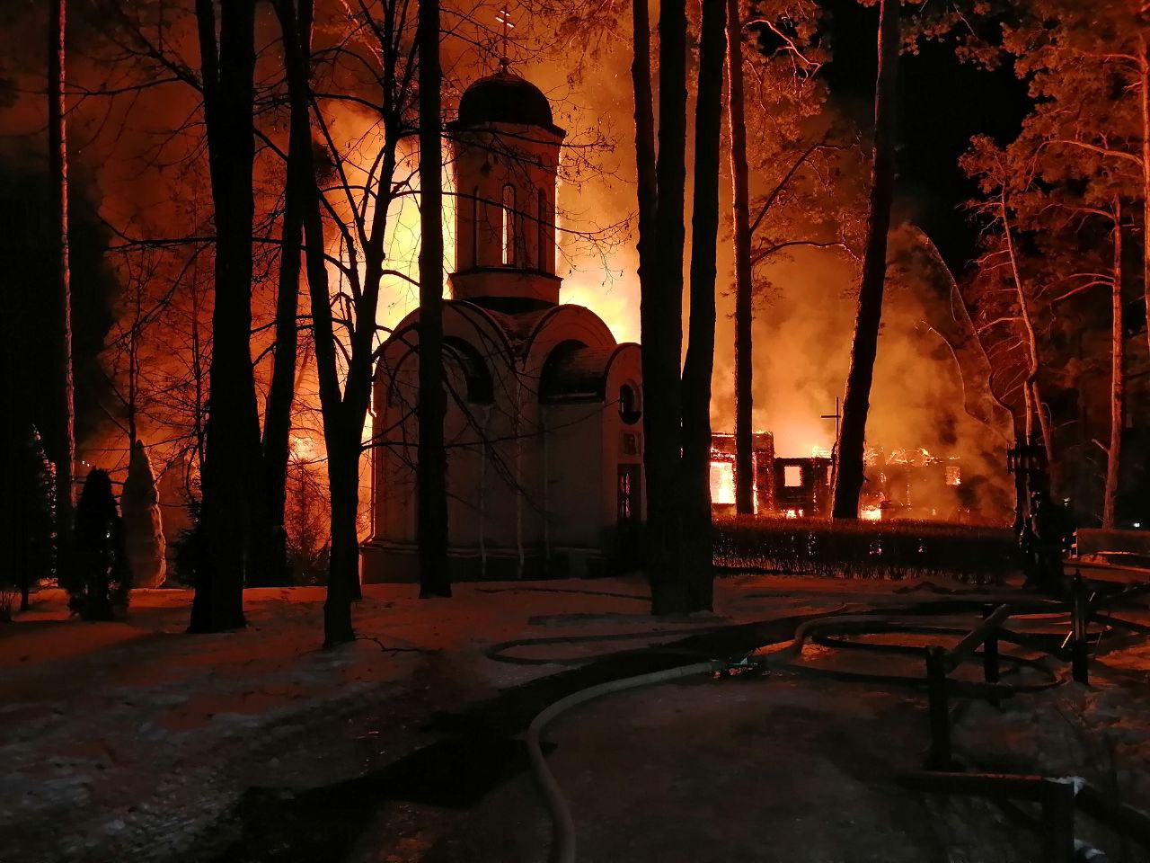 В Красноярском районе ночью 25 декабря в двухэтажке вспыхнул пожар