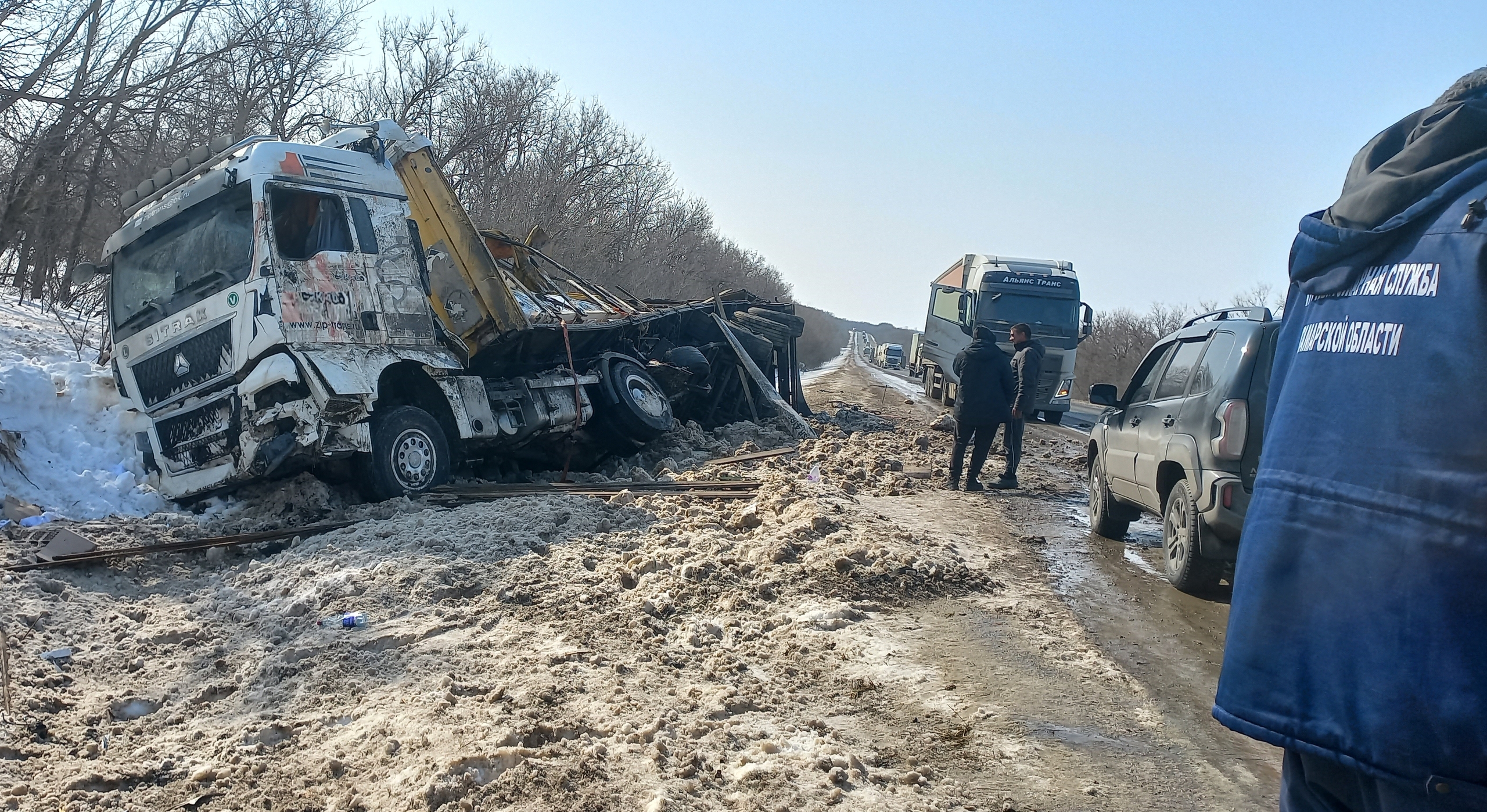 В Самарской области 13 марта на трассе перевернулась фура