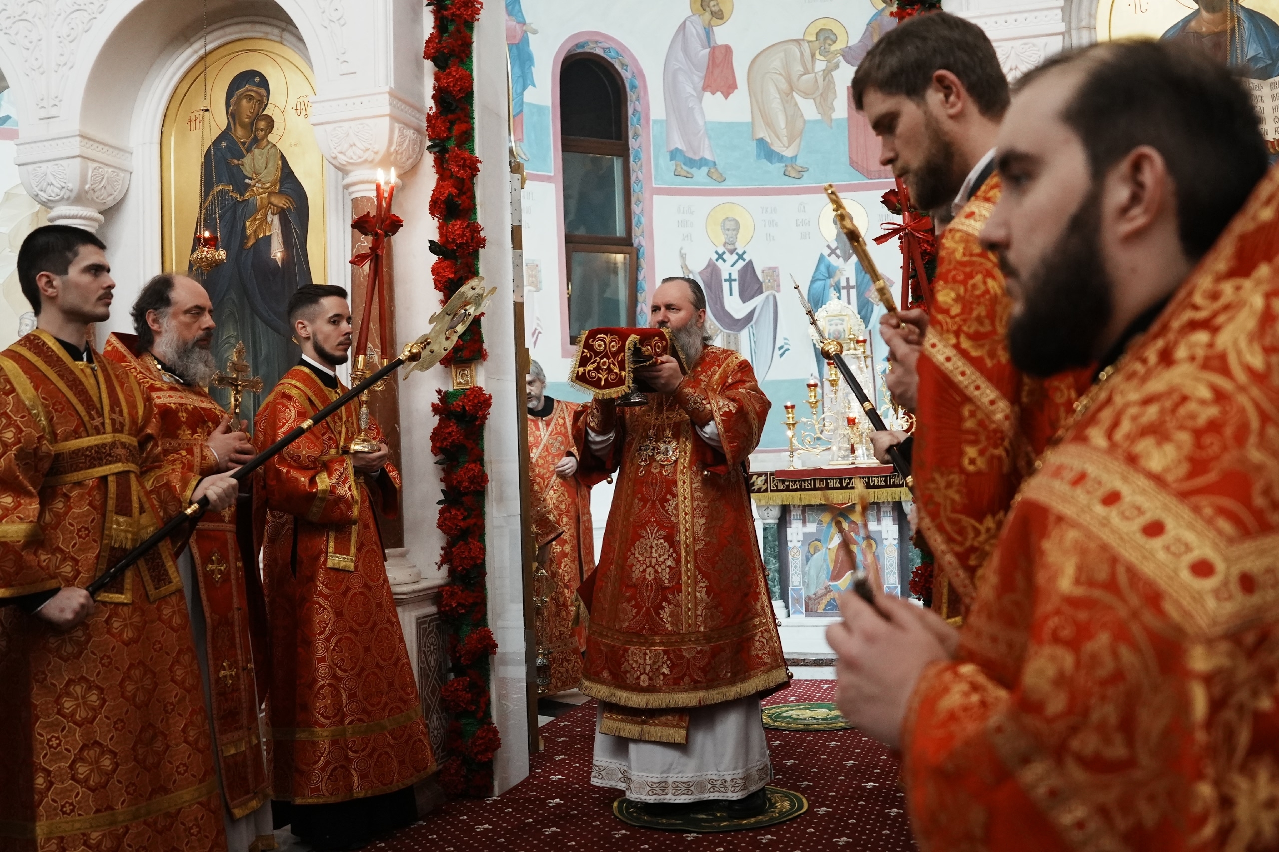 Фоторепортаж: самарцы встретили Пасху в Софийском соборе