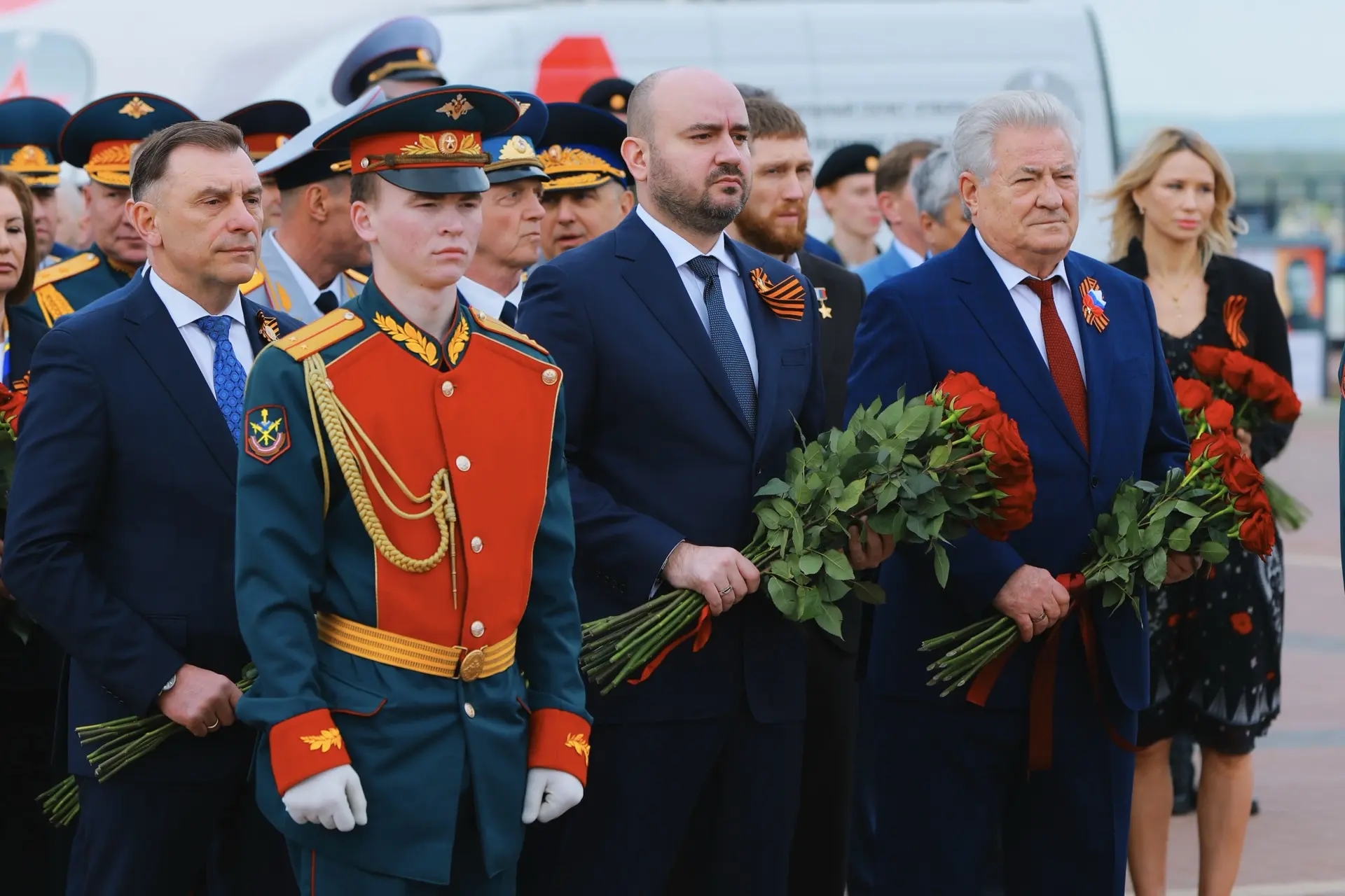 В День Победы Вячеслав Федорищев возложил цветы к горельефу "Скорбящей Матери-Родине"