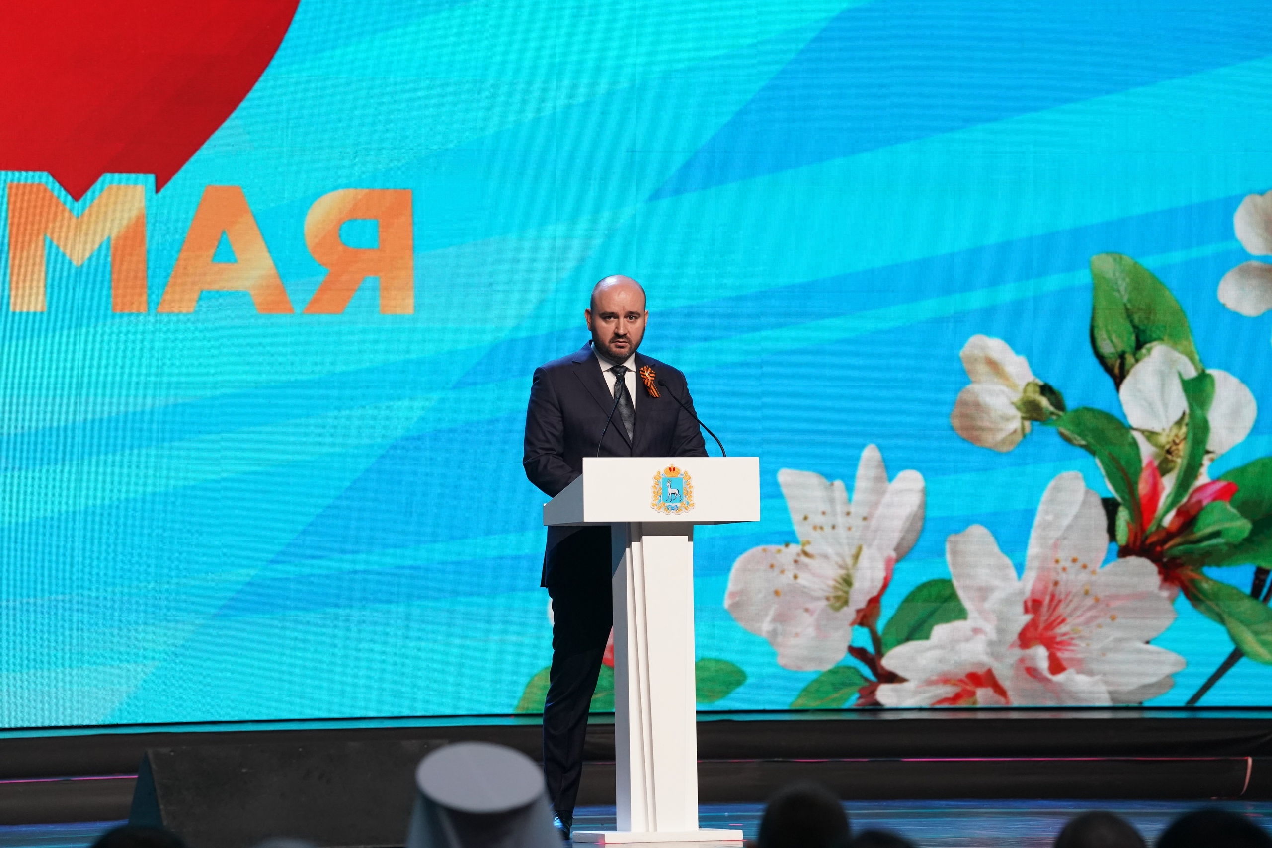 Вячеслав Федорищев вручил почетные награды жителям региона в День Победы