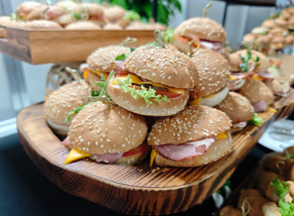 Эндокринолог рассказал, почему иногда тянет на вредную еду