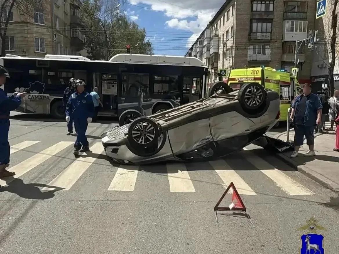 Ребенок и трое взрослых пострадали в ДТП с автобусом и "Вестой" в Самаре