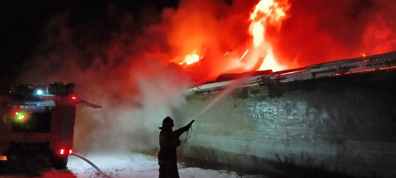 Ночью 26 декабря в Кинельском районе полыхал склад