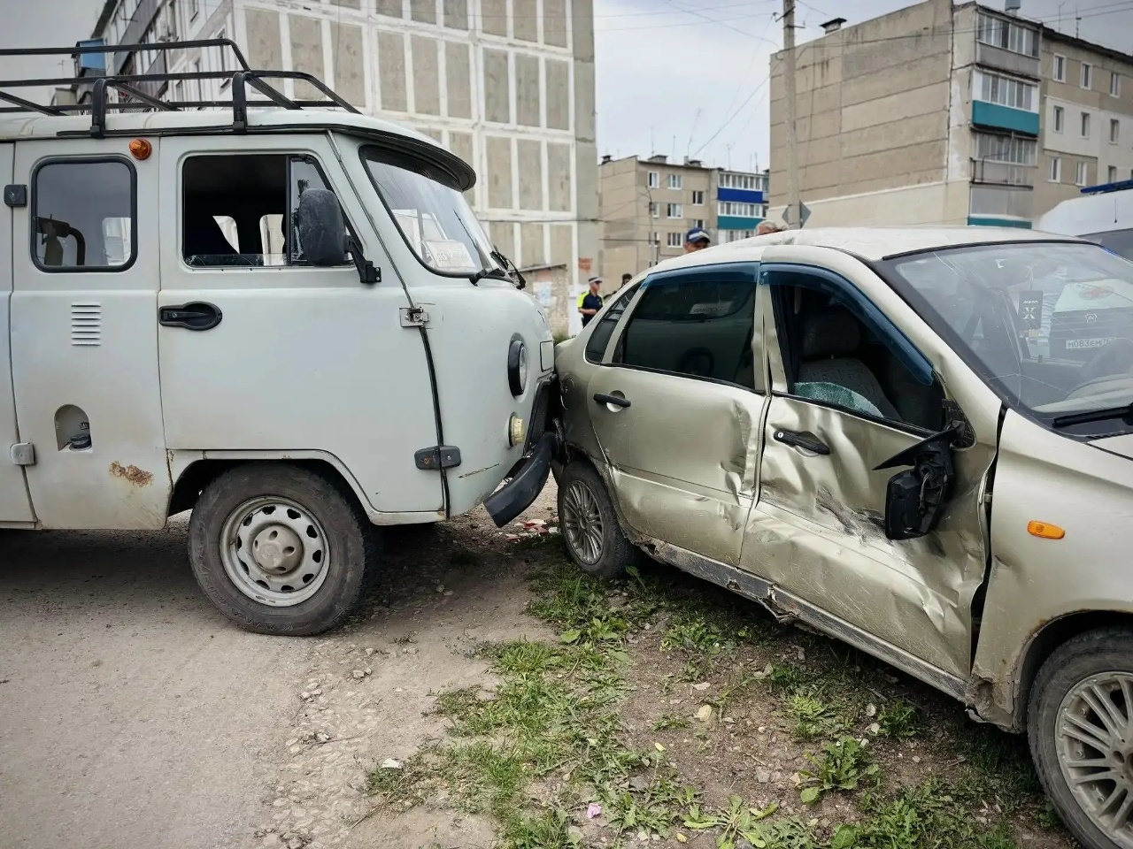 В Безенчуке в ДТП с "Ладой" и УАЗом пострадал мужчина